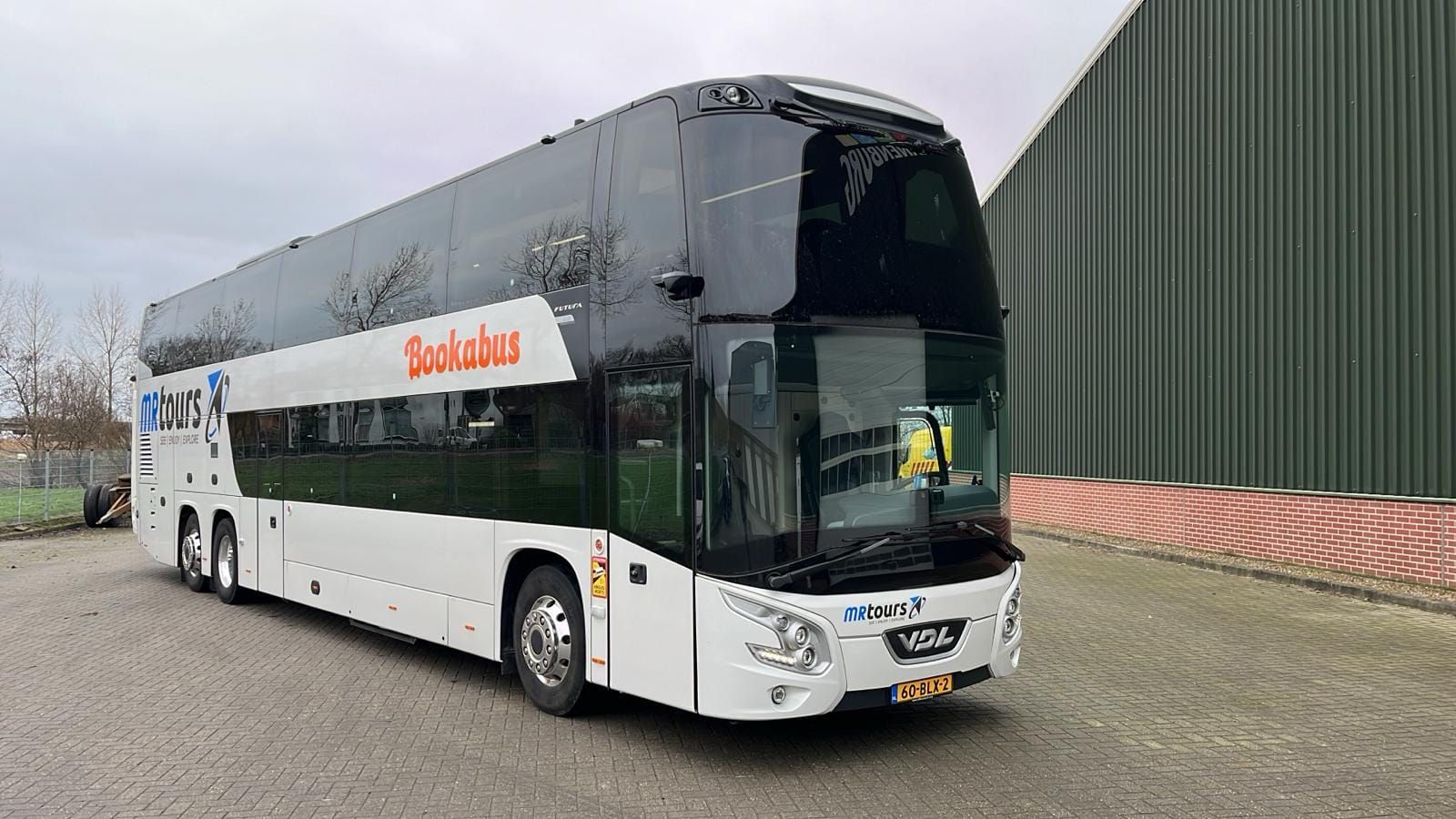 Touringcar van MRTours in Alphen aan den Rijn