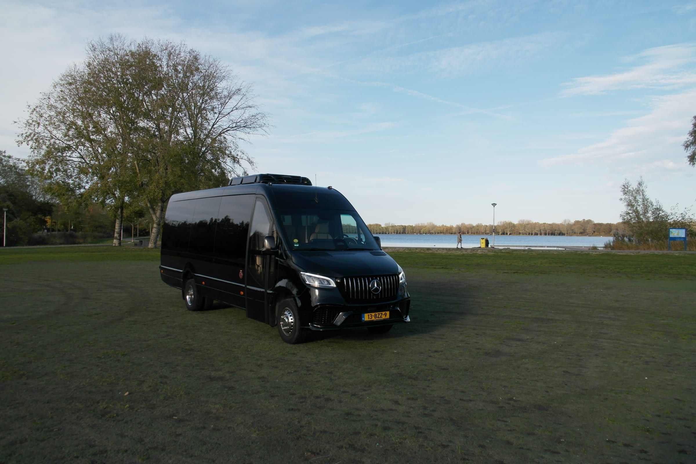 Minibus van MRTours met chauffeur