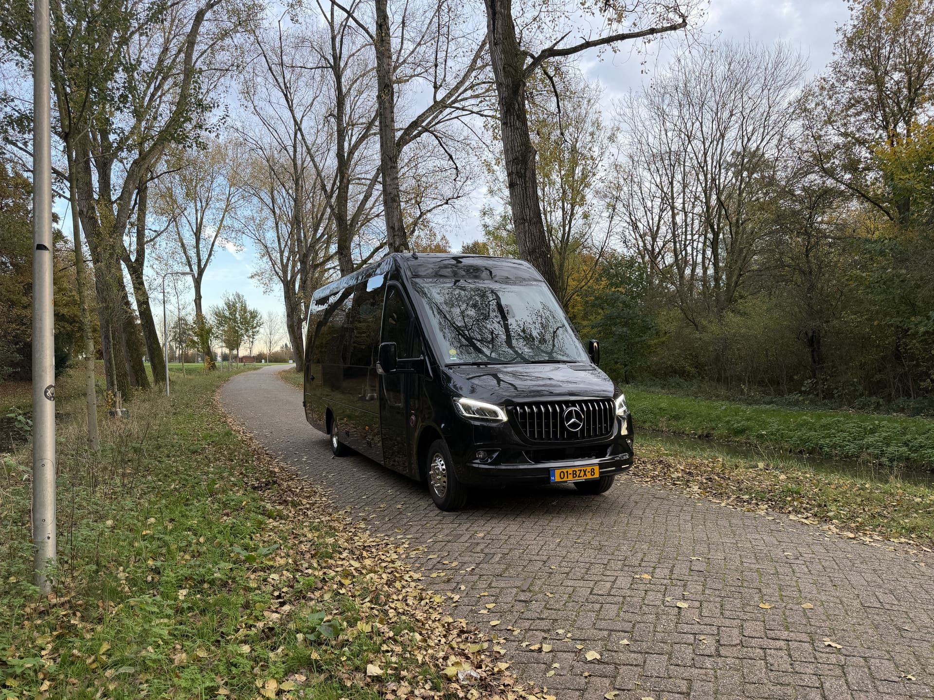 Minibus van MRTours met chauffeur