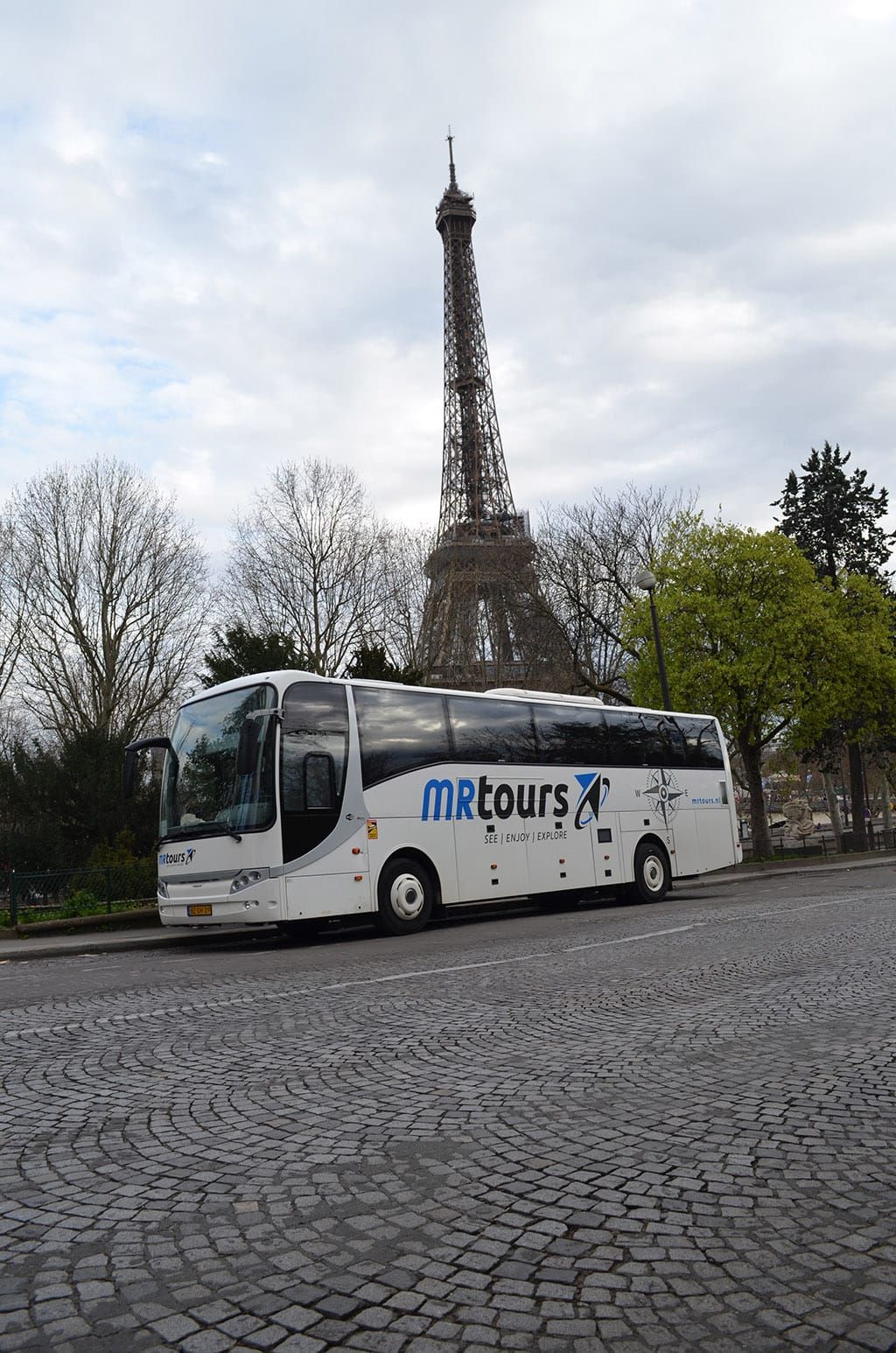 MRTours-bus bij de Eiffeltoren tijdens een schoolreis naar Parijs
